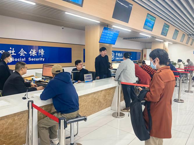 市民在窗口办理医保业务